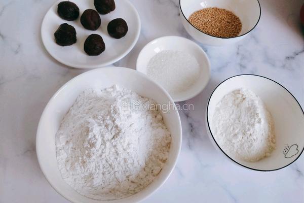 芝麻豆沙糯米饼的做法图解2