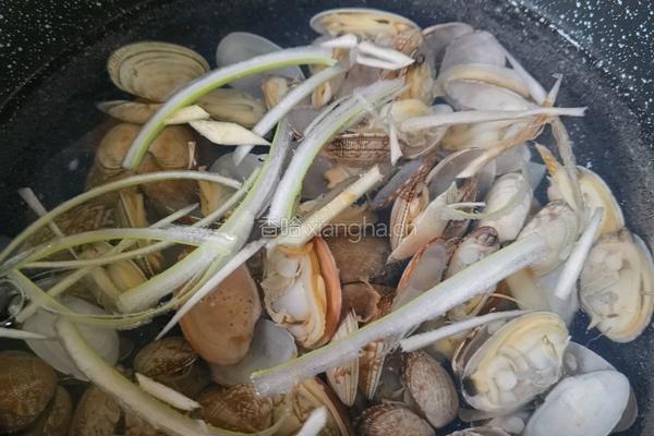花蛤丝瓜汤的做法图解1