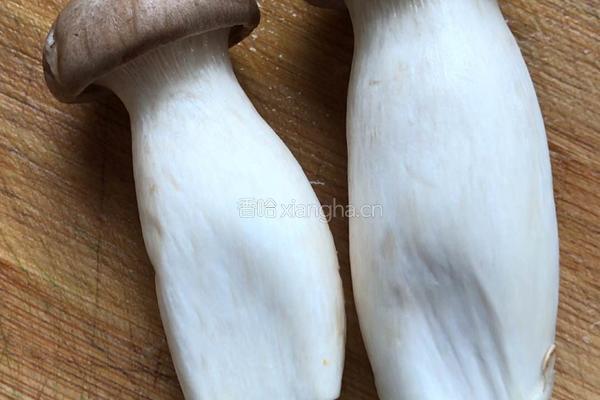 油炸杏鲍菇的做法图解2