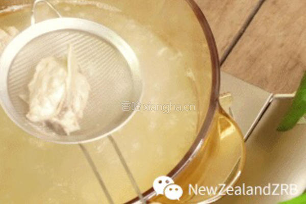 马蹄排骨新西兰花胶汤的做法图解2