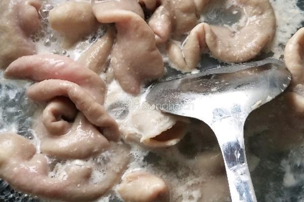 酸菜肥肠的做法图解1