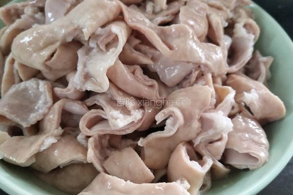 酸菜肥肠的做法图解2
