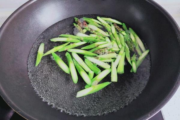 芦笋炒虾仁的做法图解2
