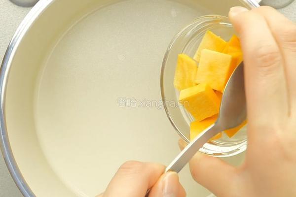 12-18个月辅食：蛋黄南瓜片的做法图解2
