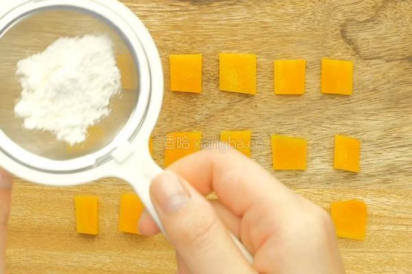 12-18个月辅食：蛋黄南瓜片的做法图解5