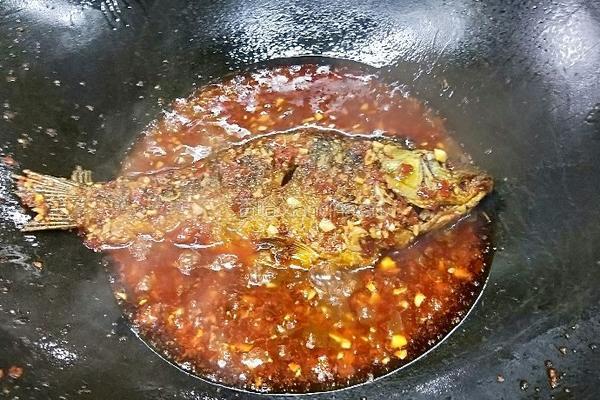 豆瓣鲫鱼的做法图解9