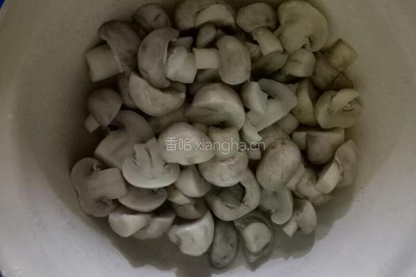 猪肉木耳蘑菇馅的做法图解2