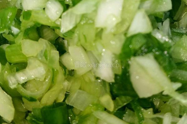 猪肉木耳蘑菇馅馄饨的做法图解4