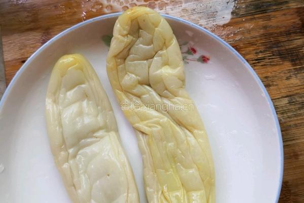 肥肠炒黄瓜皮的做法图解1