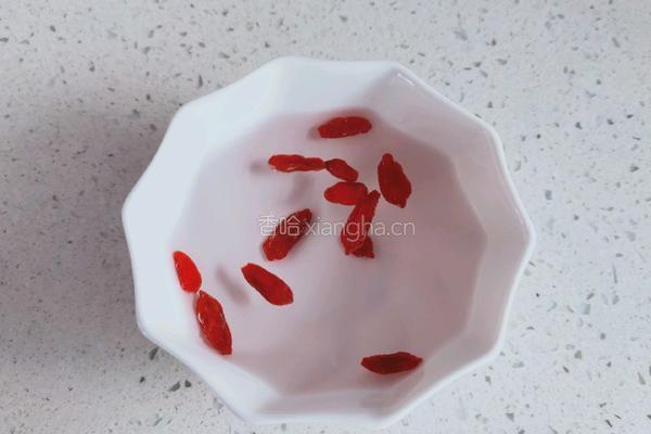 苹果桂圆枸杞汤的做法图解4