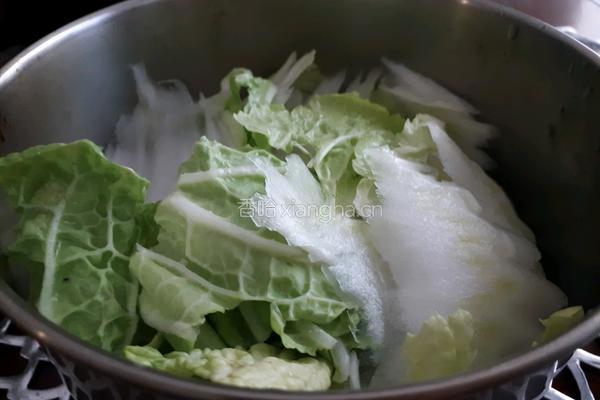 砂锅白菜冻豆腐的做法图解2