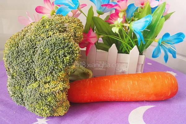 胡萝卜炒西兰花的做法图解1
