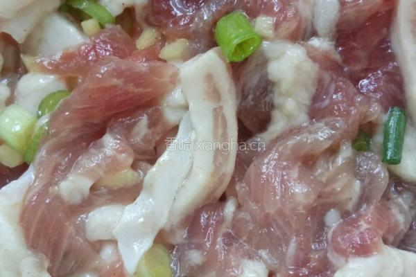 蒜苔青椒炒肉的做法图解1