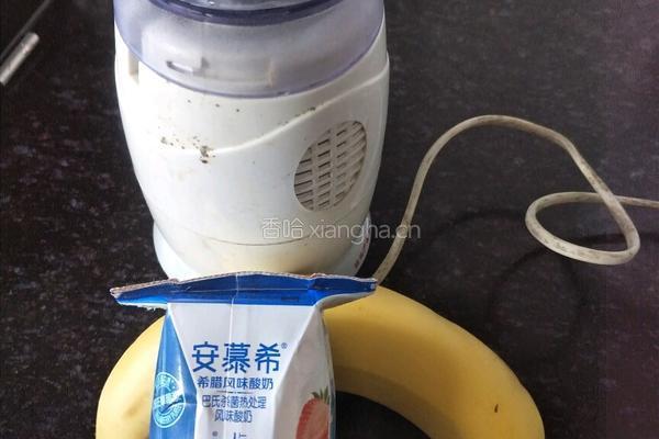 香蕉奶昔的做法图解1