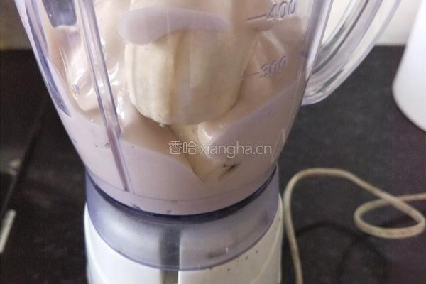 香蕉奶昔的做法图解3