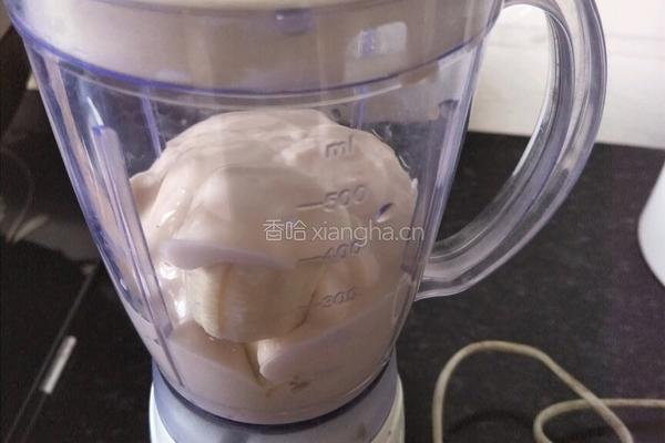 香蕉奶昔的做法图解4