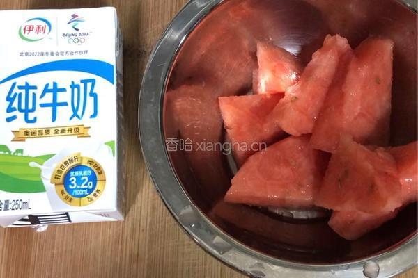 西瓜奶昔的做法图解1