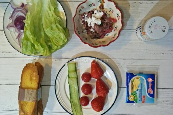 牛肉饼草莓三明治的做法图解1