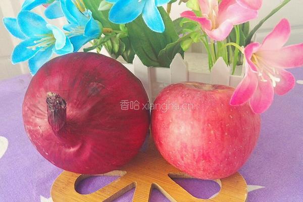 洋葱炒苹果的做法图解1