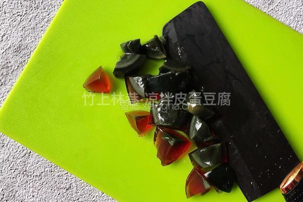 凉拌皮蛋豆腐的做法图解2