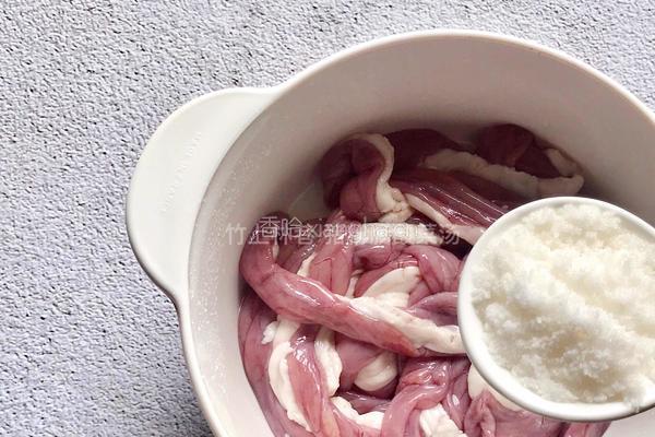猪粉肠酸菜汤的做法图解2