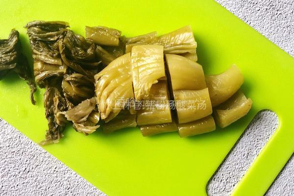 猪粉肠酸菜汤的做法图解3