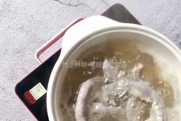 猪粉肠酸菜汤的做法图解5
