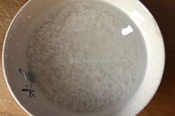 银耳紫薯苹果粥的做法图解1