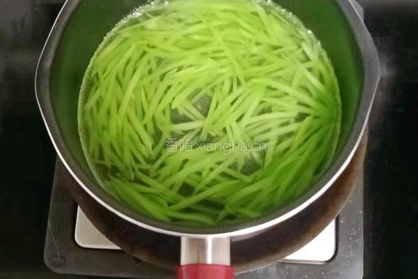 莴笋苹果软饼 (宝宝辅食）的做法图解2