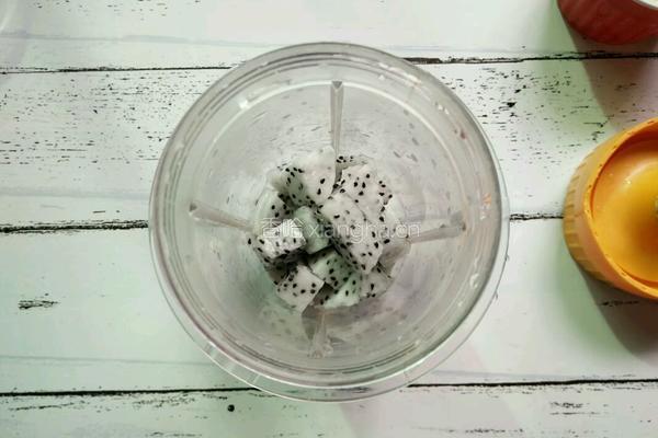 火龙果奶昔的做法图解3
