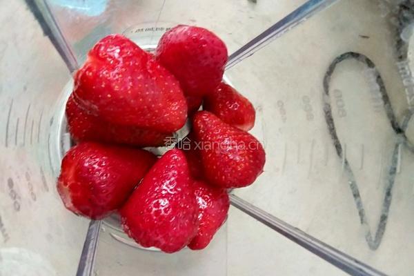 果粒草莓奶昔的做法图解3