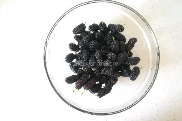 桑椹果酱的做法图解1