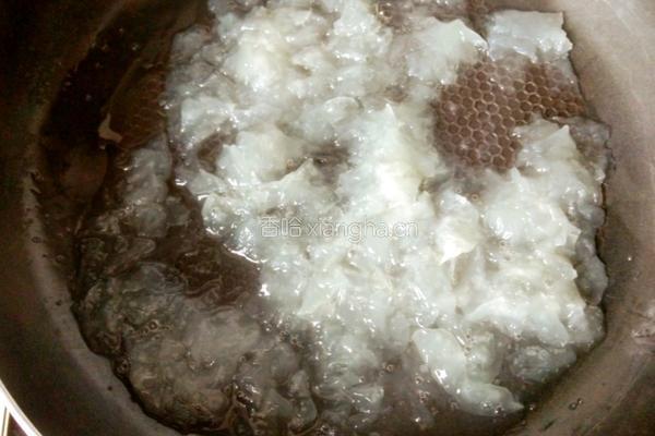 水果银耳露的做法图解2