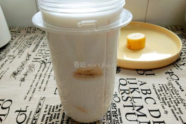 香蕉奶昔的做法图解2