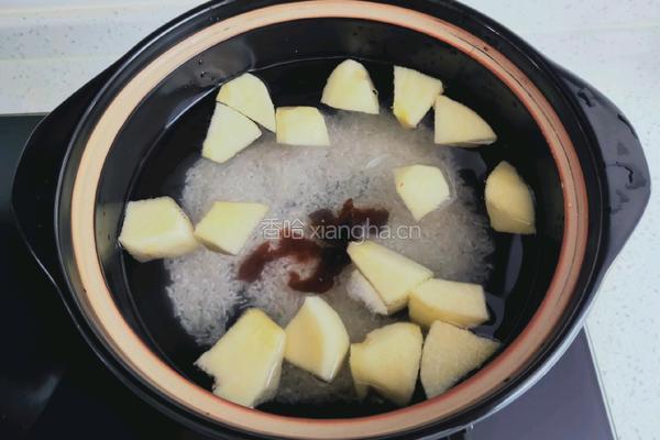 苹果桂圆大米粥的做法图解5