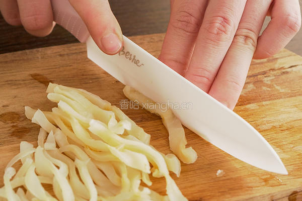 鱼胶新吃法！美味的凉拌鱼胶丝~的做法图解2