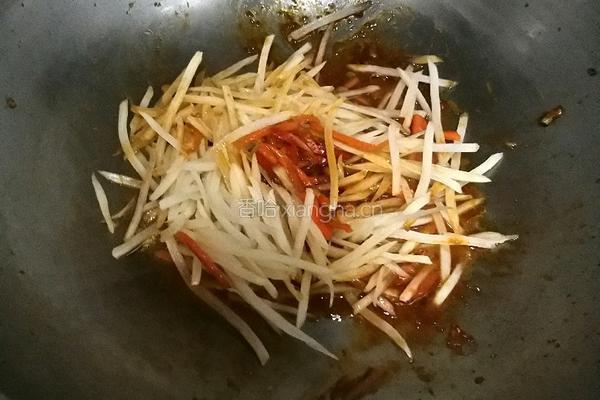 鸡蛋卧土豆丝的做法图解2