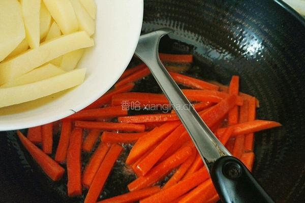 胡萝卜炒土豆的做法图解6