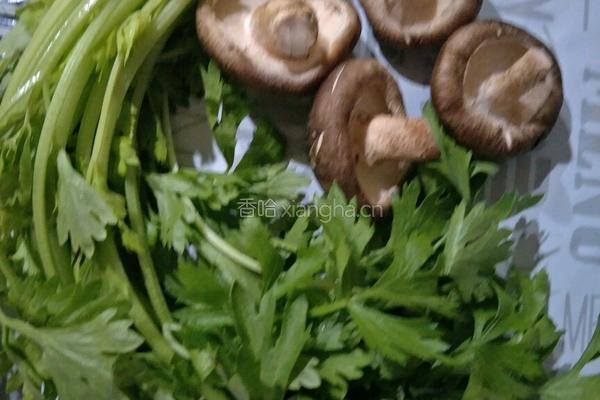 西芹炒香菇的做法图解1