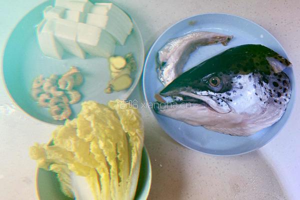 鲜甜三文鱼头豆腐汤的做法图解1