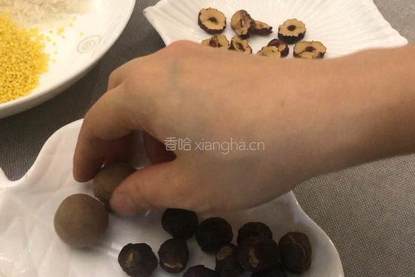 桂圆红枣小米粥的做法图解2