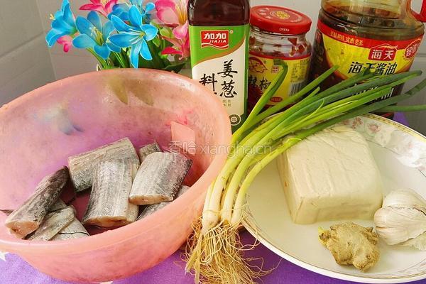 红烧豆腐带鱼的做法图解1