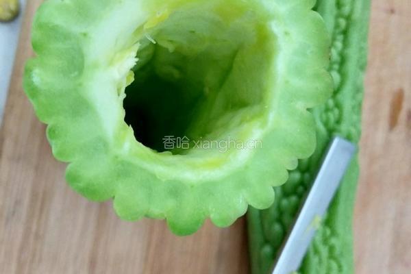苦瓜酿香蕉的做法图解2