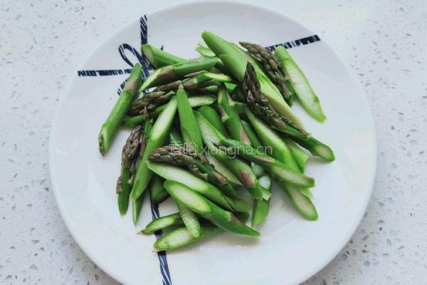 芦笋炒鸡蛋的做法图解2