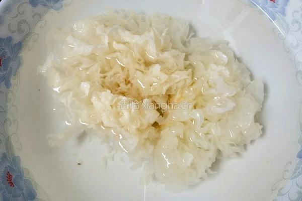 菠萝银耳羹的做法图解2