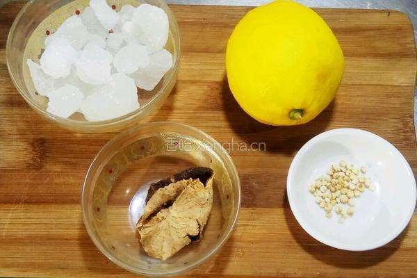 冰糖炖柠檬的做法图解1