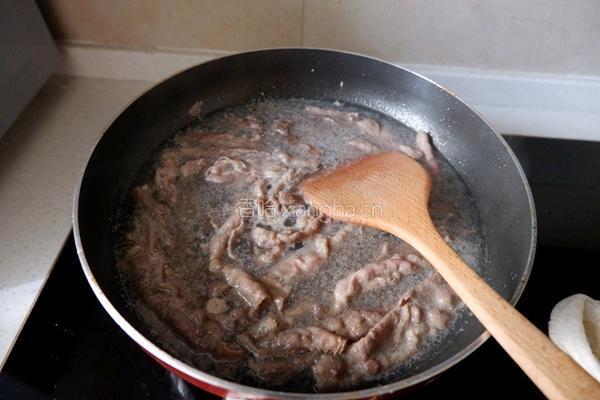 金针菇肥牛炖土豆的做法图解1