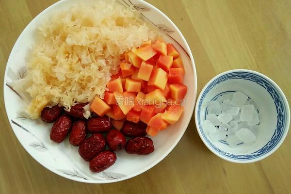 木瓜红枣银耳羹的做法图解2