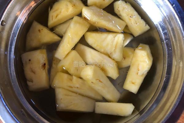 菠萝油条沙拉的做法图解1