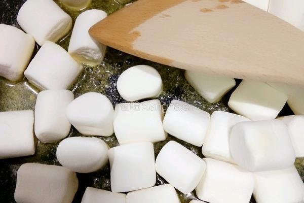 草莓雪花酥的做法图解3